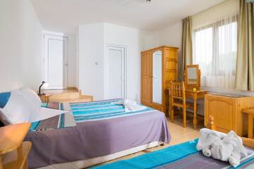 Фото номера Трехместный номер, вид на сад Гостевой дом Villa Zelenika г. Синеморец 5