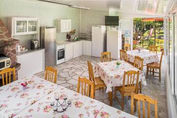 Фото номера Трехместный номер, вид на сад Гостевой дом Villa Zelenika г. Синеморец 14