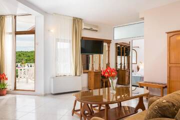 Фото номера Апартаменты с видом на горы и море Гостевой дом Villa Zelenika г. Синеморец 7