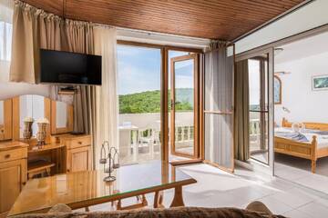 Фото номера Апартаменты с видом на горы и море Гостевой дом Villa Zelenika г. Синеморец 9